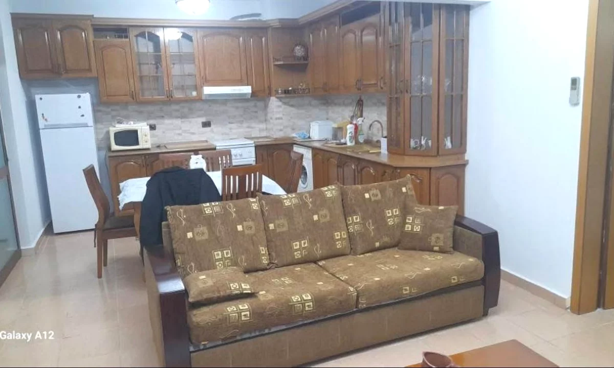 Shtepi me qera Apartament ne Tirane, 2+1, Mobilimi E mobiluar, Pagesa 500  Euro.