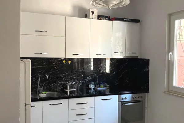 Shtepi me qera Apartament ne Tirane, 2+1, Mobilimi E mobiluar, Pagesa 500  Euro.