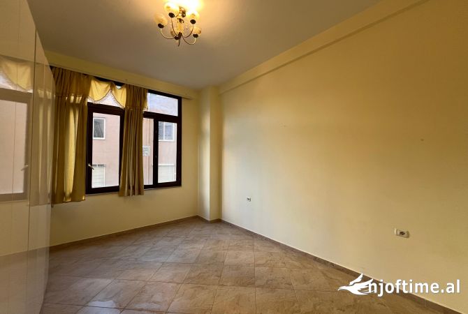 Ambient biznesi me qera 3+1 ne Tirane - 600 Euro