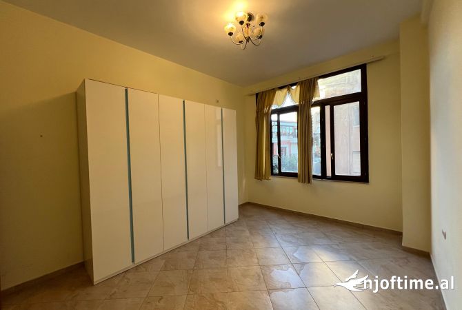 Ambient biznesi me qera 3+1 ne Tirane - 600 Euro