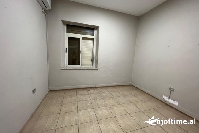 Ambient biznesi me qera 3+1 ne Tirane - 1,000 Euro