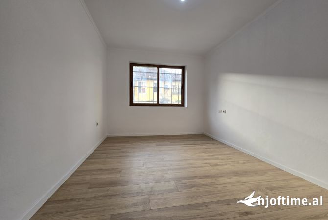 Shtepi ne shitje Apartament ne Tirane, 2+1, Mobilimi Bosh, pa mobiluar, Pagesa 138,000  Euro.