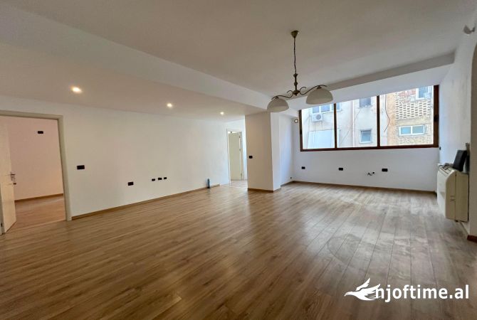 Shtepi ne shitje Apartament ne Tirane, 3+1, Mobilimi Bosh, pa mobiluar, Pagesa 250,000  Euro.