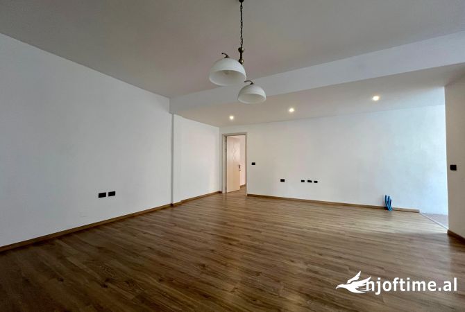 Shtepi ne shitje Apartament ne Tirane, 3+1, Mobilimi Bosh, pa mobiluar, Pagesa 250,000  Euro.