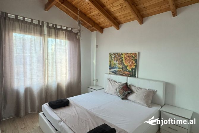 Shtepi me qera Papafingo(kati i catise) ne Tirane, 1+1, Mobilimi E mobiluar, Pagesa 500  Euro.