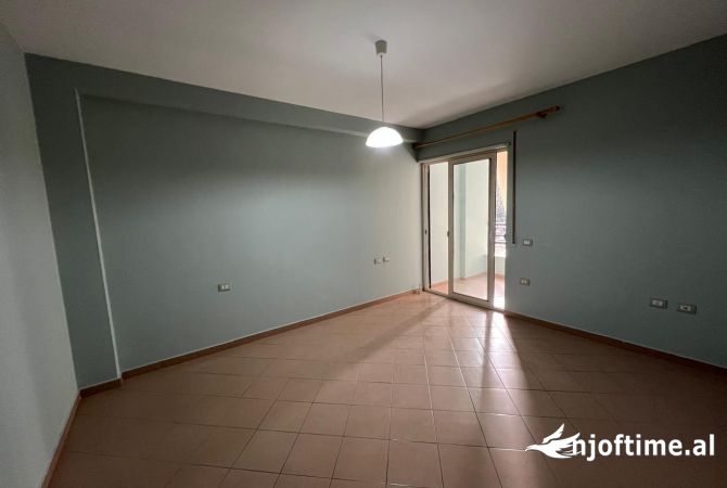 Apartament 2+1 me Qera per zyra te Komuna e parisit 