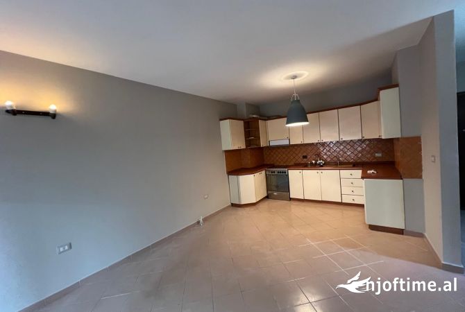 Ambient biznesi me qera 3+1 ne Tirane - 700 Euro