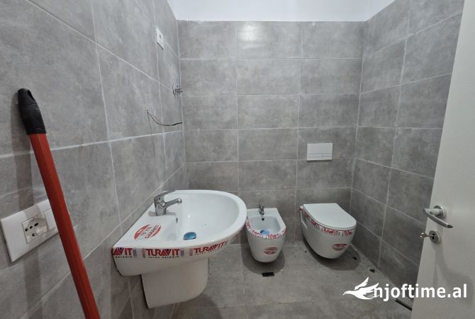 Shtepi ne shitje Apartament ne Tirane, 2+1, Mobilimi Bosh, pa mobiluar, Pagesa 106,000  Euro.