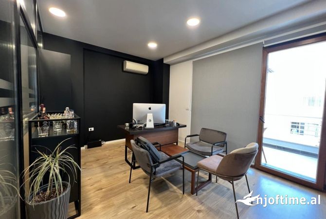 Ambient biznesi me qera 3+1 ne Tirane - 250,000 Leke