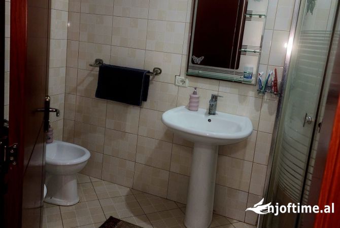 Shtepi ne shitje Apartament ne Tirane, 1+1, Mobilimi E mobiluar, Pagesa 101,000  Euro.