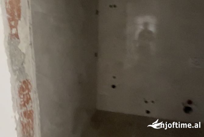 Shtepi ne shitje Apartament ne Tirane, 2+1, Mobilimi Bosh, pa mobiluar, Pagesa 86,500  Euro.