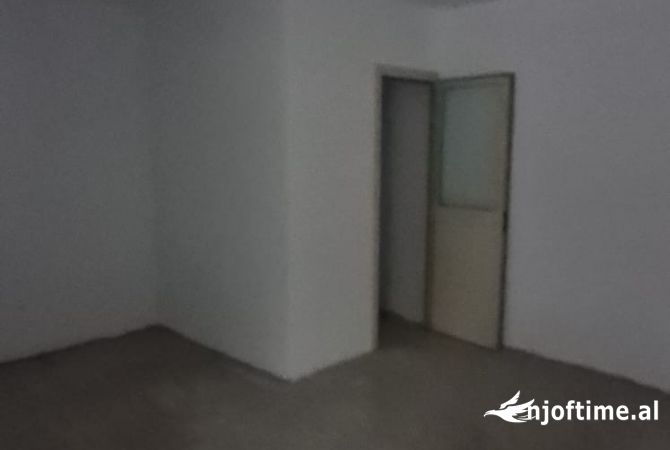 Ambient biznesi me qera 4+1 ne Tirane - 1,200 Euro