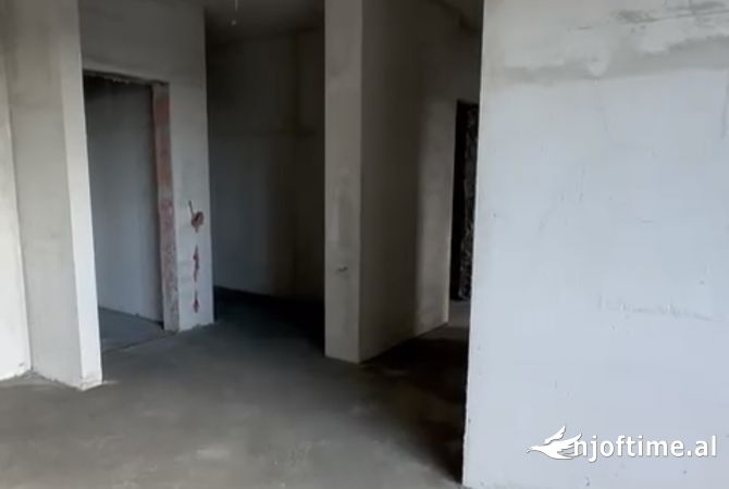 Shtepi ne shitje Apartament ne Tirane, 2+1, Mobilimi Bosh, pa mobiluar, Pagesa 82,400  Euro.
