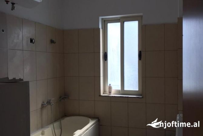 Shtepi ne shitje Shtepi Private ne Tirane, 2+1, Mobilimi E mobiluar, Pagesa 255,000  Euro.