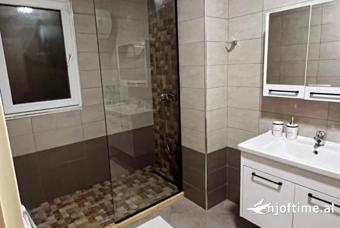 Shtepi me qera Apartament ne Tirane, 3+1, Mobilimi E mobiluar, Pagesa 900  Euro.