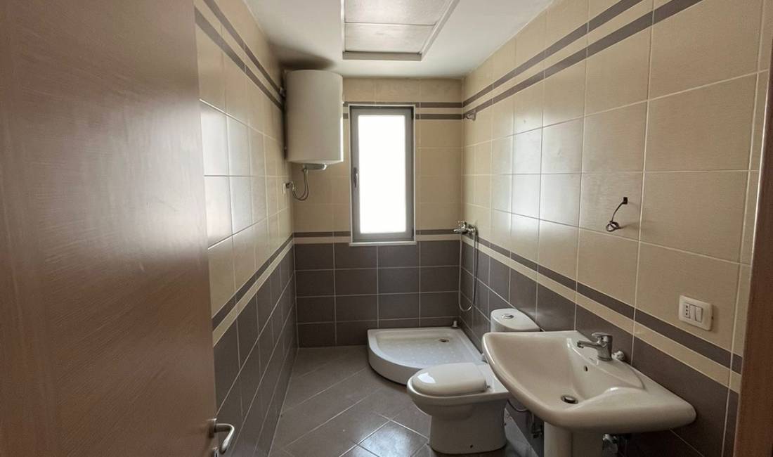 Shtepi ne shitje Apartament ne Tirane, 3+1, Mobilimi Pjeserisht e mobiluar, Pagesa 157,000  Euro.