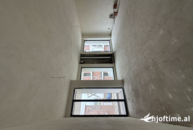 Shtepi ne shitje Duplex(shtepi me 2 kate) ne Tirane, 2+1, Mobilimi Bosh, pa mobiluar, Pagesa 295,000  Euro.