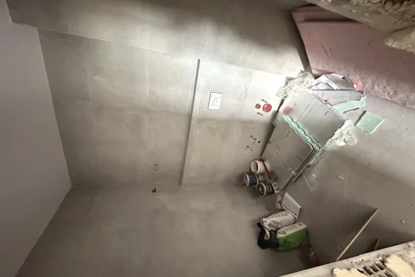 Shtepi ne shitje Apartament ne Tirane, 1+1, Mobilimi Bosh, pa mobiluar, Pagesa 111,000  Euro.