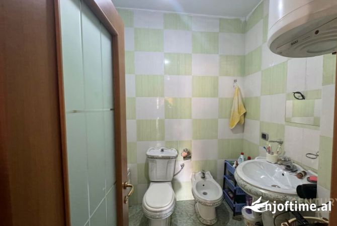 Shtepi ne shitje Apartament ne Tirane, 2+1, Mobilimi Pjeserisht e mobiluar, Pagesa 125,000  Euro.