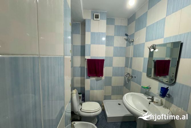 Shtepi ne shitje Apartament ne Tirane, 2+1, Mobilimi Pjeserisht e mobiluar, Pagesa 125,000  Euro.