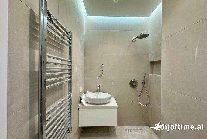 Shtepi ne shitje Apartament ne Tirane, 2+1, Mobilimi Bosh, pa mobiluar, Pagesa 248,000  Euro.