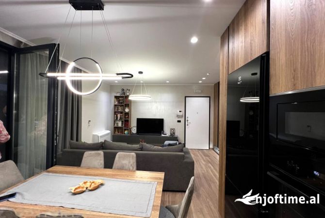 Ofrohet me qira apartament 2+1+2 me verande në një kompleks rezidencial të sigurt dhe komod!