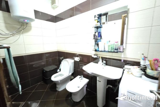 Shtepi ne shitje Apartament ne Tirane, 2+1, Mobilimi E mobiluar, Pagesa 113,000  Euro.