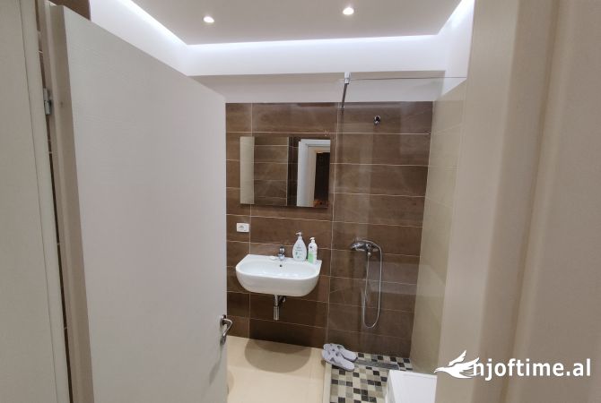 Shtepi ne shitje Apartament ne Tirane, 2+1, Mobilimi E mobiluar, Pagesa 250,000  Euro.