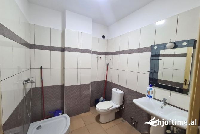 Shtepi ne shitje Apartament ne Tirane, 2+1, Mobilimi Pjeserisht e mobiluar, Pagesa 132,000  Euro.