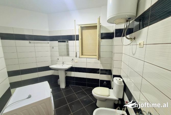 Shtepi ne shitje Apartament ne Tirane, 2+1, Mobilimi Pjeserisht e mobiluar, Pagesa 132,000  Euro.