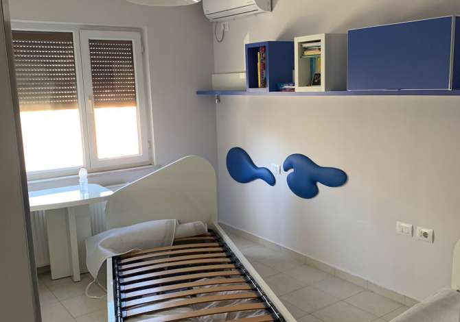 Shtepi ne shitje Apartament ne Tirane, 3+1, Mobilimi E mobiluar, Pagesa 160,000  Euro.