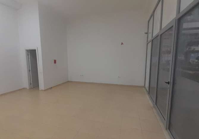 Komuna parisit jepet me qera dyqan plus post parkimi 