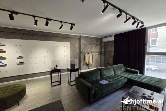 Ambiente Commerciale in Vendita 1+1 a Tirana - 140,000 Euro