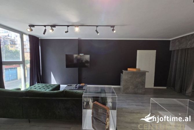 Ambiente Commerciale in Vendita 1+1 a Tirana - 140,000 Euro