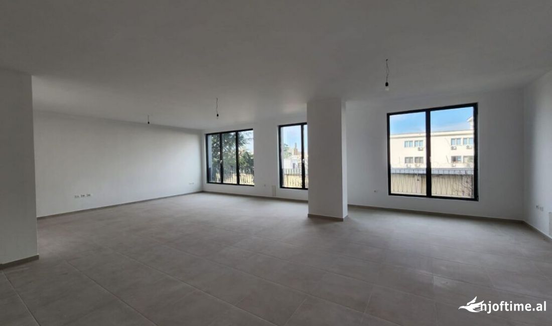 AMBIENT KOMERCIAL PER QIRA TEK SPITALI QSUT NE KOMPLEKSIN ZIRKON!