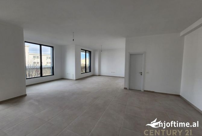 AMBIENT KOMERCIAL PER QIRA TEK SPITALI QSUT NE KOMPLEKSIN ZIRKON!