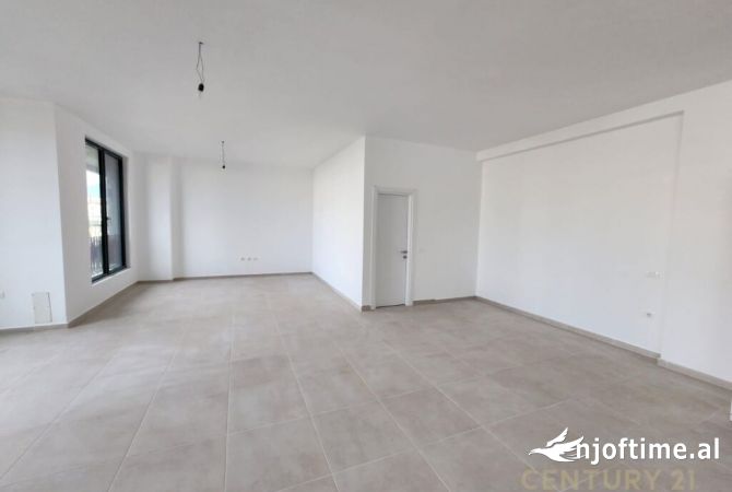 Ambient biznesi me qera 3+1 ne Tirane - 1,300 Euro