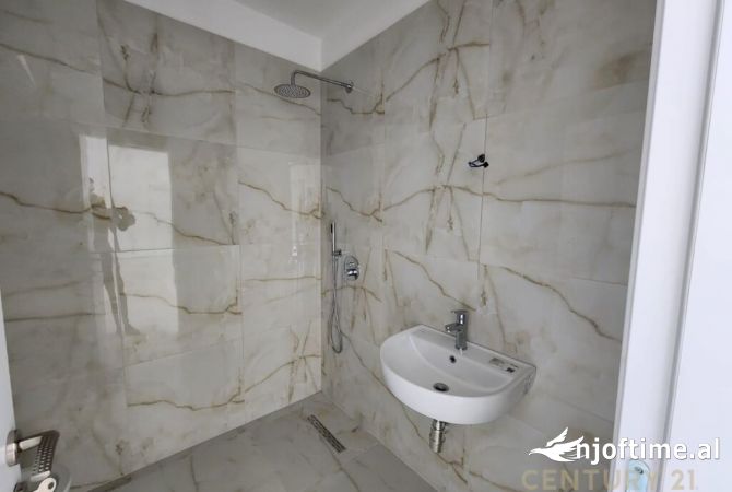 AMBIENT KOMERCIAL PER QIRA TEK SPITALI QSUT NE KOMPLEKSIN ZIRKON!