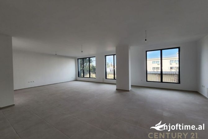 Ambient biznesi me qera 3+1 ne Tirane - 1,300 Euro