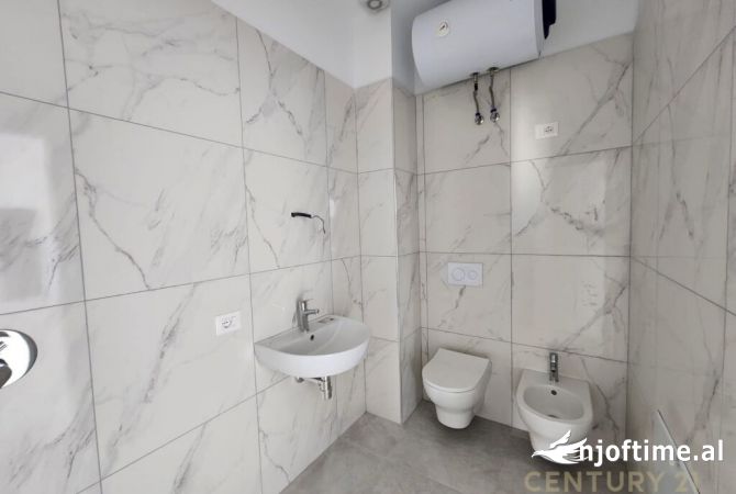 AMBIENT KOMERCIAL PER QIRA TEK SPITALI QSUT NE KOMPLEKSIN ZIRKON!