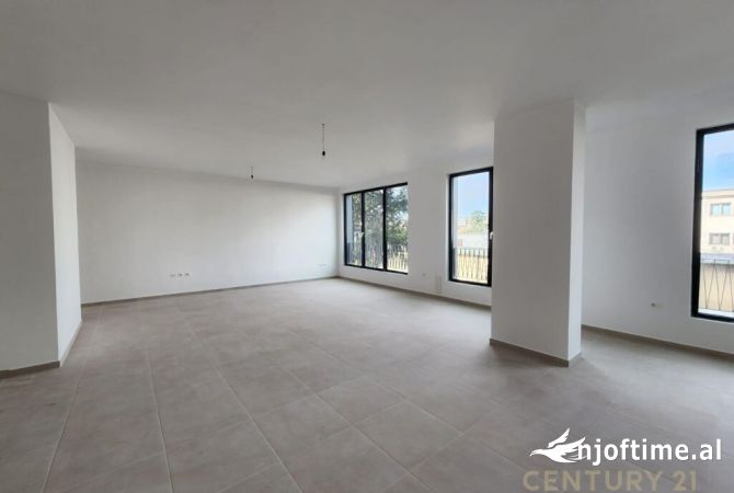 AMBIENT KOMERCIAL PER QIRA TEK SPITALI QSUT NE KOMPLEKSIN ZIRKON!