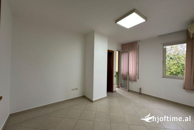 Japim mne qira ambient per zyra tek Liceu!