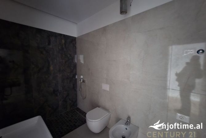 Shtepi me qera Apartament ne Tirane, 2+1, Mobilimi Bosh, pa mobiluar, Pagesa 1,900  Euro.
