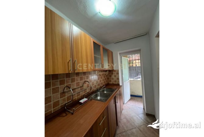 Shtepi ne shitje Apartament ne Tirane, 2+1, Mobilimi Pjeserisht e mobiluar, Pagesa 85,000  Euro.