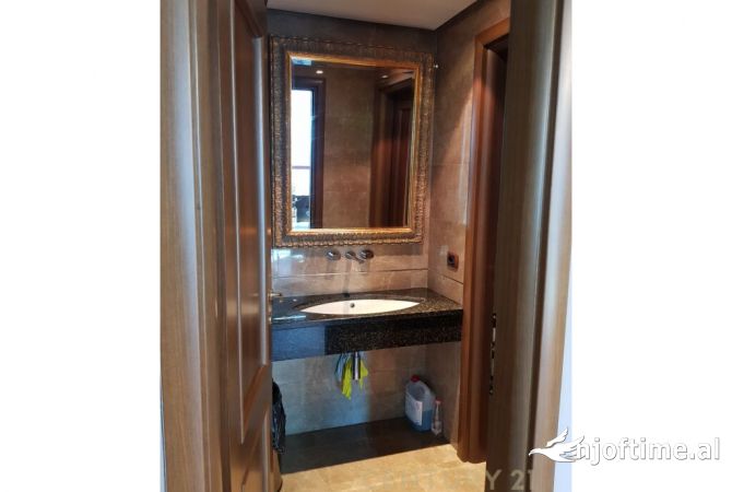 ZYRA PER QIRA NE QENDER TE TIRANES!