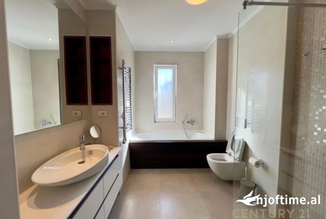 Shtepi me qera Vila Luksoze ne Tirane, 5+1, Mobilimi E mobiluar, Pagesa 4,500  Euro.