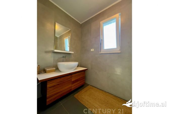 Shtepi me qera Vila Luksoze ne Tirane, 5+1, Mobilimi E mobiluar, Pagesa 4,500  Euro.