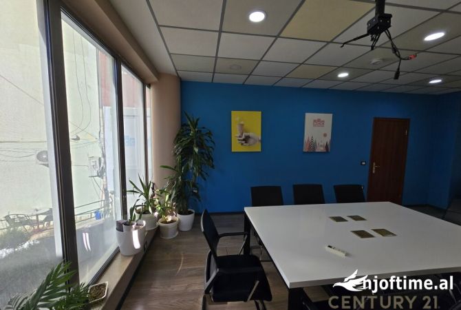 Ambient komercial per qira ne hyrje te rruges se Dibres!
