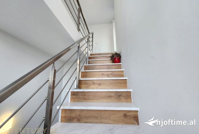 Shtepi ne shitje Vila Luksoze ne Tirane, 4+1, Mobilimi E mobiluar, Pagesa 600,000  Euro.