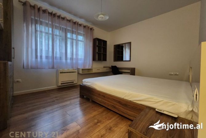 Shtepi ne shitje Vila Luksoze ne Tirane, 4+1, Mobilimi E mobiluar, Pagesa 600,000  Euro.